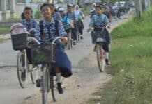 Ilustrasi pelajar yang pergi sekolah naik sepeda