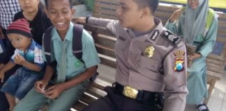 Bhabinkamtibmas Polsek Binangun Himbau Pelajar yang Berkeliaran Berseragam Sekolah