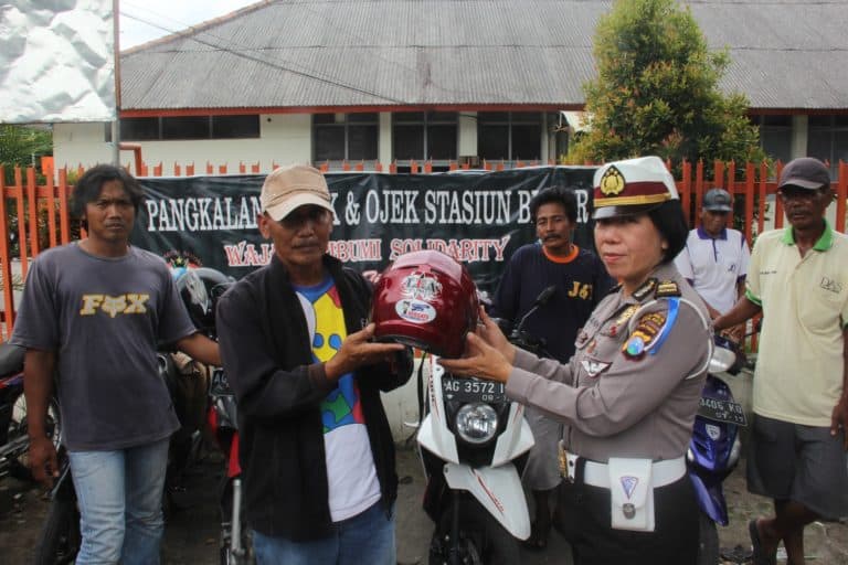 Polisi Bagikan Helm