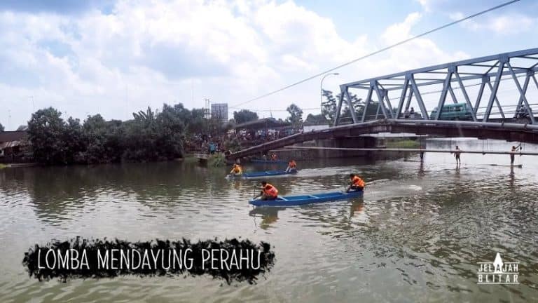 Lomba Dayung di Sungai Brantas.