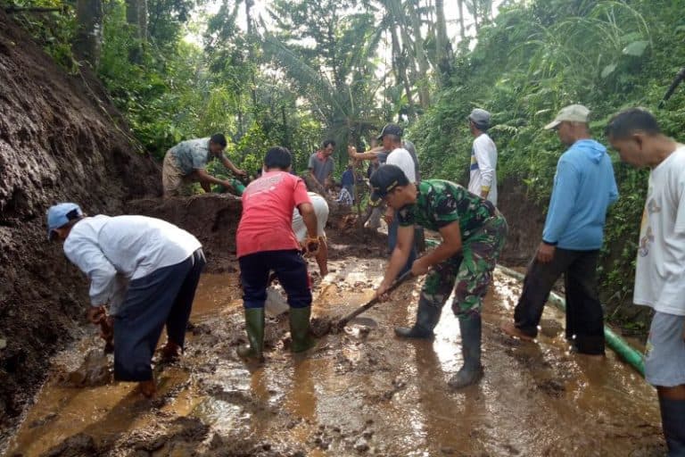 Kerja Bakti Bersihkan Longsor