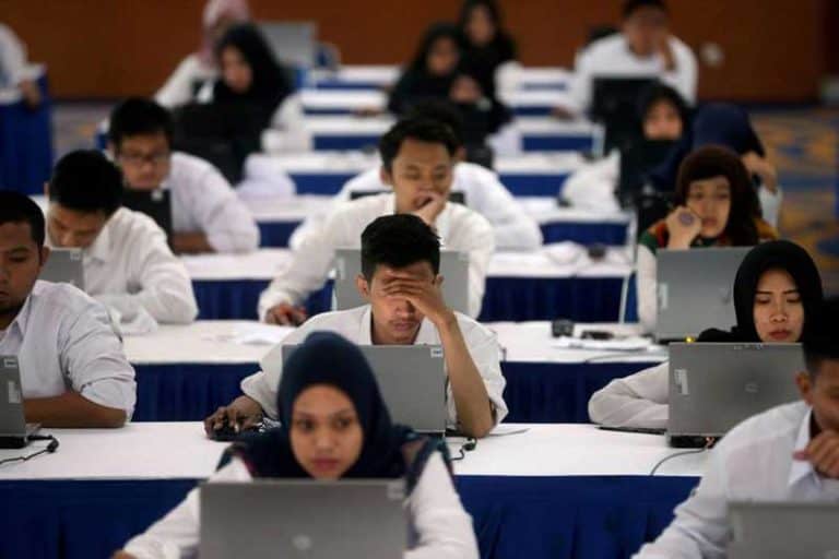 Pelamar CPNS sedang mengikuti ujian CAT. Foto ilustrasi dari Kompas com