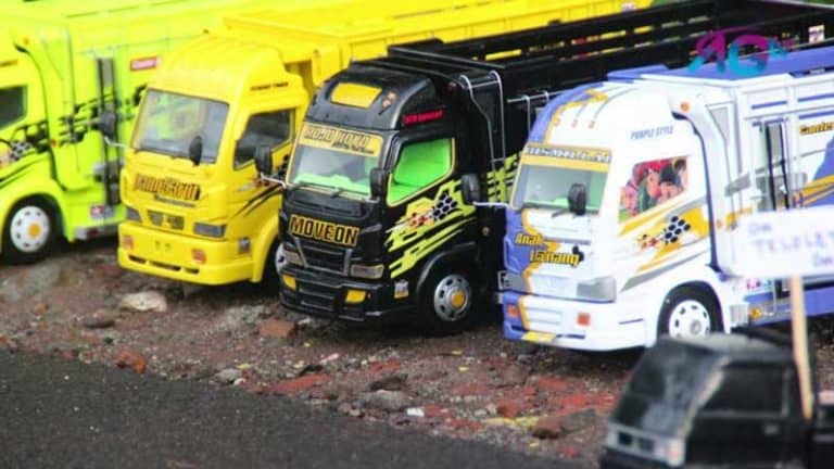 pawai miniatur truk