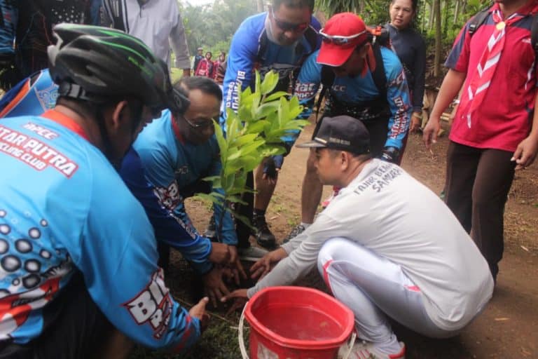 Bupati Blitar Hadiri Kegiatan Menanam di Konservasi Bader Bang Tawangrejo