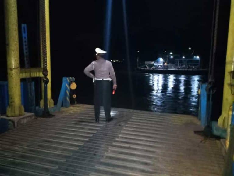 Mobil tenggelam di sungai Brantas
