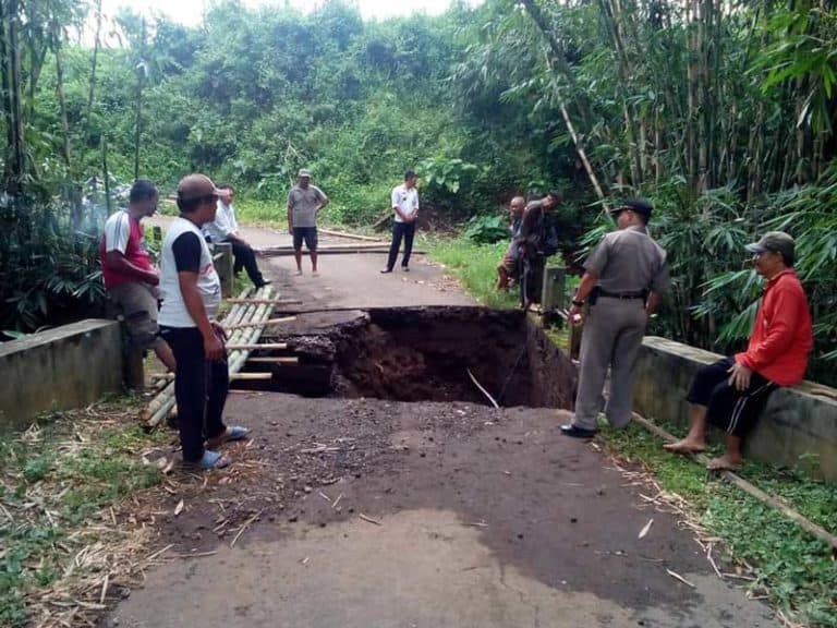 Jembatan ambles di Desa Boro Selorejo