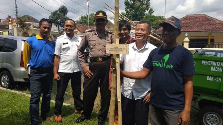 Penanaman Tabebuya di Pintu Timur Masuk Kab Blitar