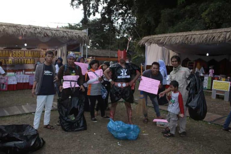 Kresekmen dan masyarakat Blitar. Foto dari Uky Tantra‎