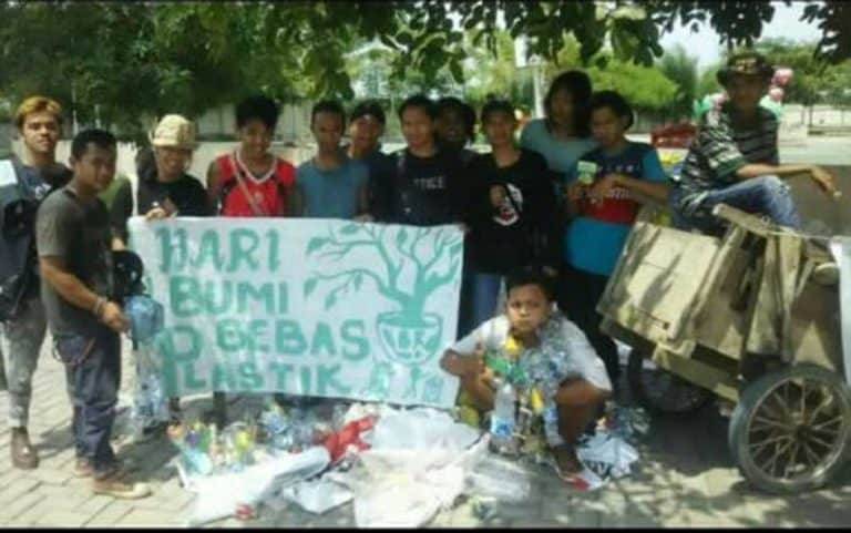 Peringati-Hari-Bumi-dengan-Punguti-Sampah