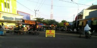Pengumuman mengenai penutupan jalan di Pasar Kutukan. Foto oleh Arief Susanto