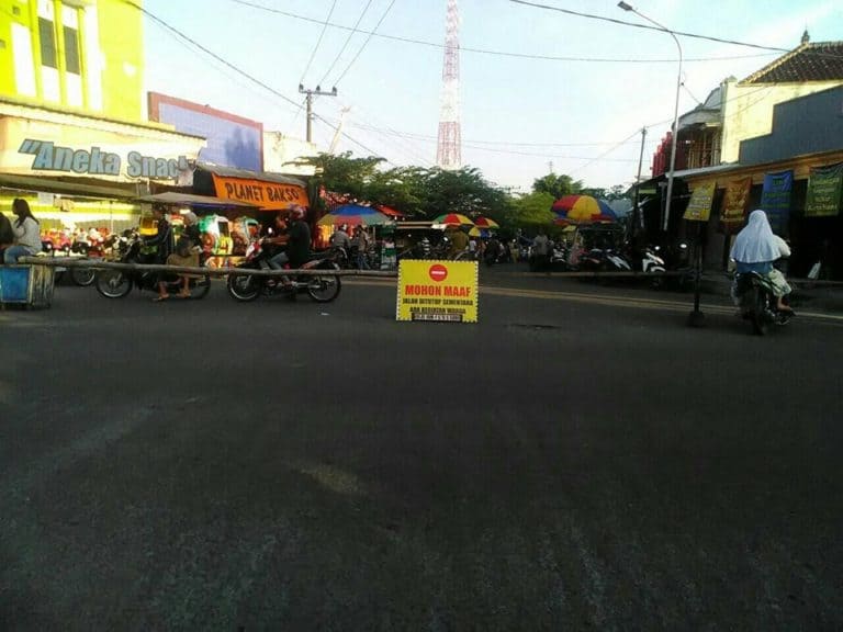 Pengumuman mengenai penutupan jalan di Pasar Kutukan. Foto oleh Arief Susanto
