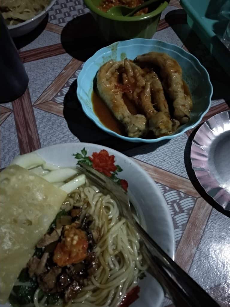 mie ayam lauk ceker pedas di Wlingi