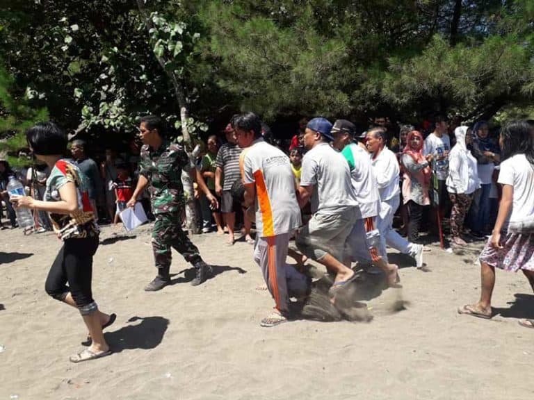 Wisatawan Terseret Ombak di Pantai Serang