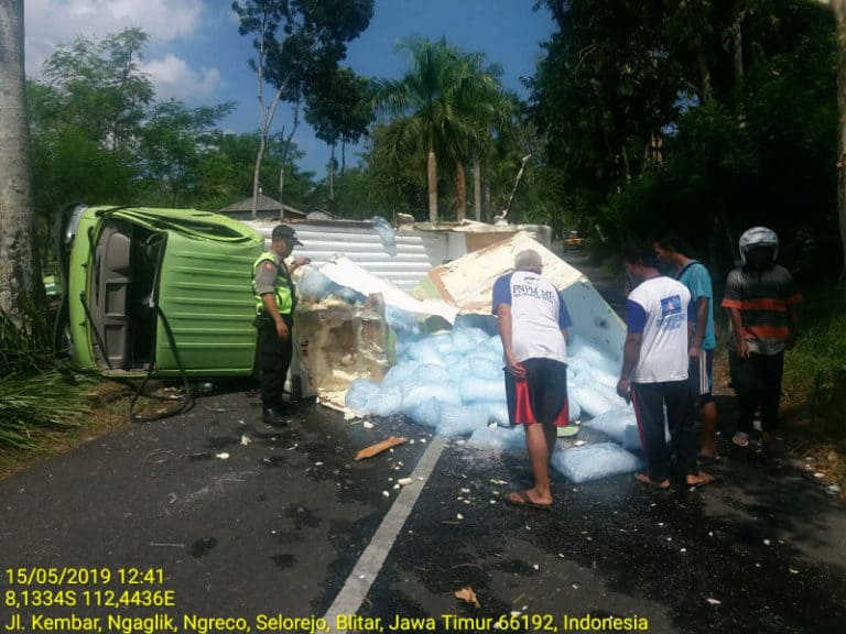 kecelakaan selorejo es batu