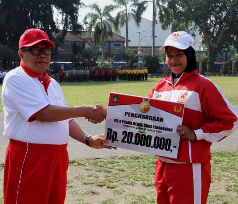 Plt Walikota Blitar beri penghargaan pada atlet berprestasi