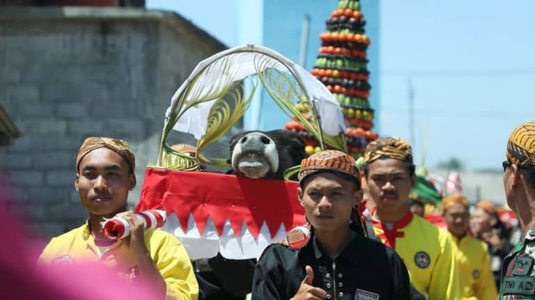 Ritual Larung Sesaji di Pantai Tambakrejo. Foto oleh Pemkab Blitar