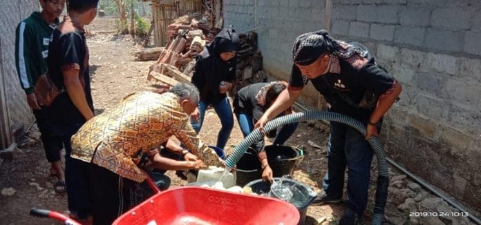 Bantuan air bersih dari komunitas ICB untuk Blitar selatan. Foto oleh Purnomo Heru