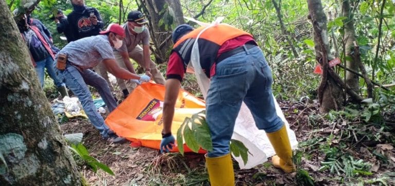Penemuan mayat tanpa identitas di tengah hutan salam Nglegok. Foto oleh Kasat Reskrim Blitar