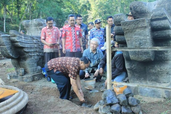 Peletakan batu pertama oleh Bupati Blitar untuk pembangunan hotel resort di Desa Ngadirenggo