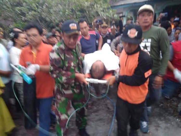 BPBD Kab Blitar evakuasi korban yang terjebak di sumur