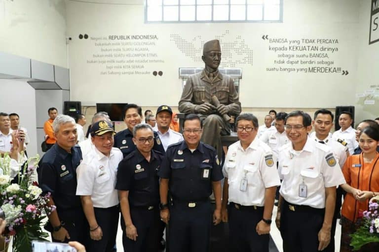 Peresmian patung Bung Karno di Stasiun Blitar