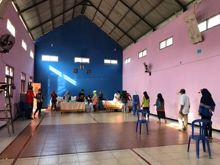 Pendistribusian bantuan sosial bagi yang terdampak Covid-19 di Desa Sumberagung Kec. Gandusari, Kab. Blitar. Dokumen istimewa