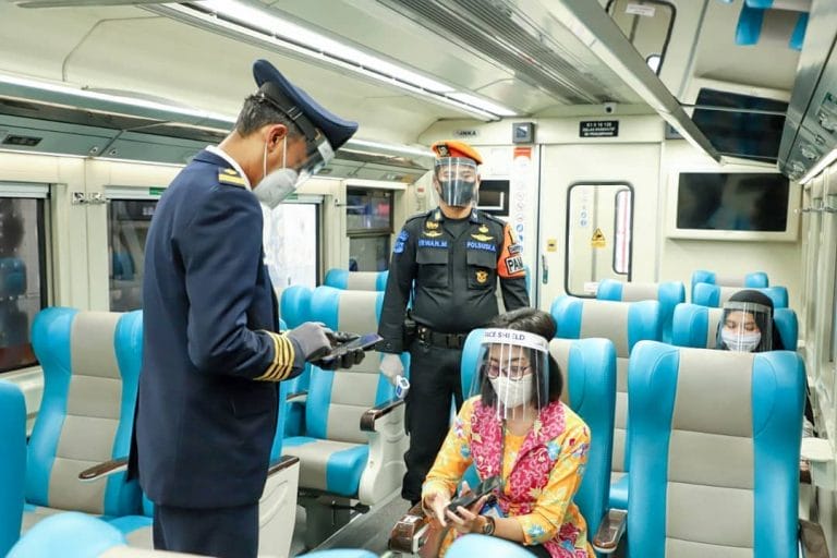 Penumpang KA jarak jauh wajib pakai face shield. Foto oleh PT KAI