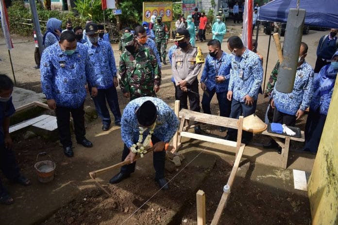 Bupati Blitar Drs. H. Rijanto Meletakan Batu Pertama IPAL Komunal di Desa Balerejo Kecamatan Wlingi. Sumber foto instagram @kecamatan_wlingi