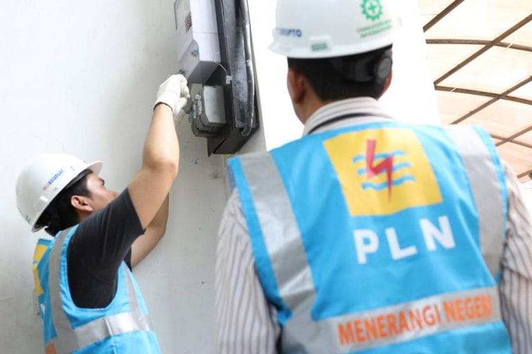 Petugas PLN. Foto: Indonesia.go.id