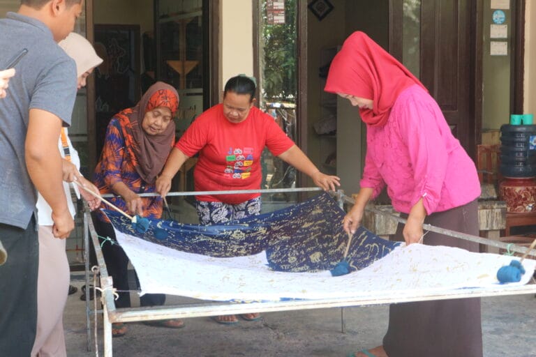 Warga RT 01 Desa Siraman Antusias Mengikuti Kegiatan Workshop Batik Ciprat di Rumah Kinasih
