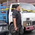 Truk bak biru dan pikap hitam dipasangi garis polisi sebagai barang bukti