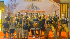Tim Wushu Kota Blitar berfoto bersama usai Kejurprov Wushu Jatim 2026 di Kota Kediri